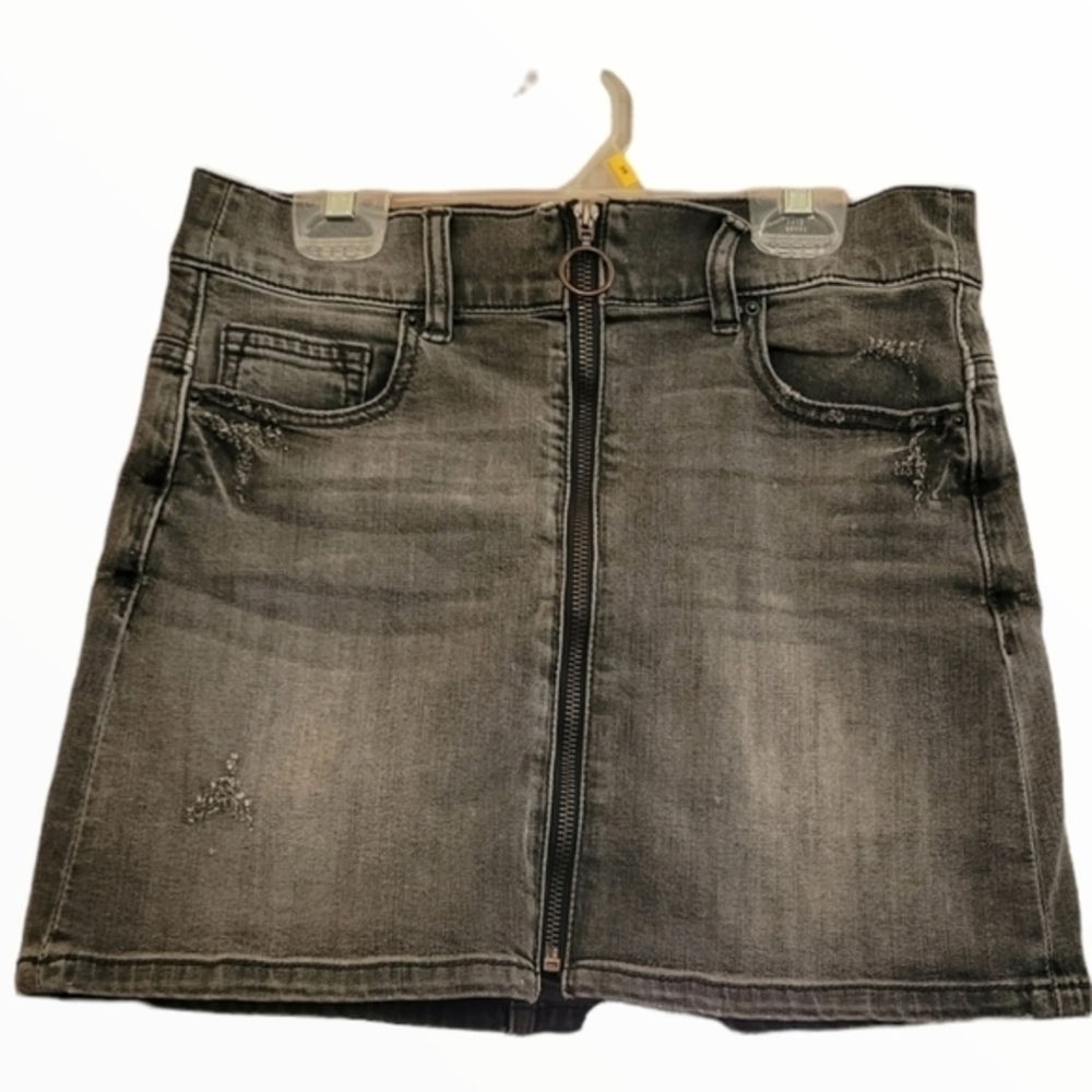 Sneak Peek Small zipper up mini skirt